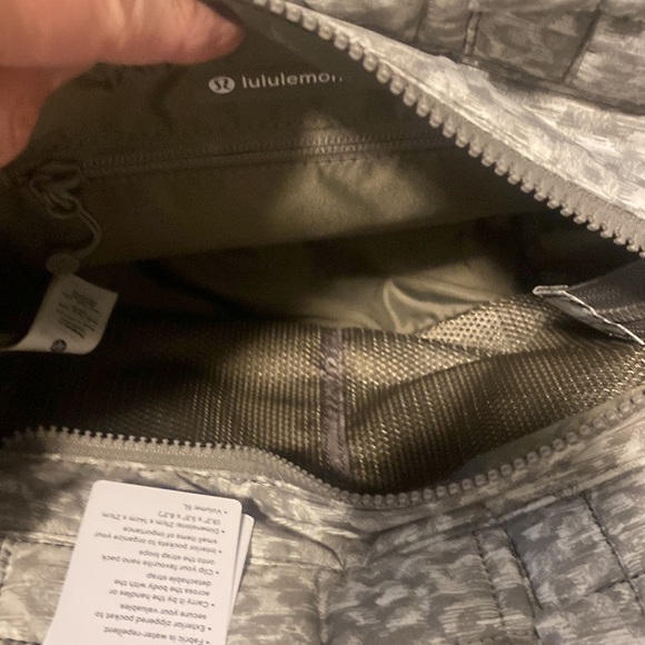 LULULEMON QUILTED GRID CROSSBODY BAG- 5L - Picture 9 of 9